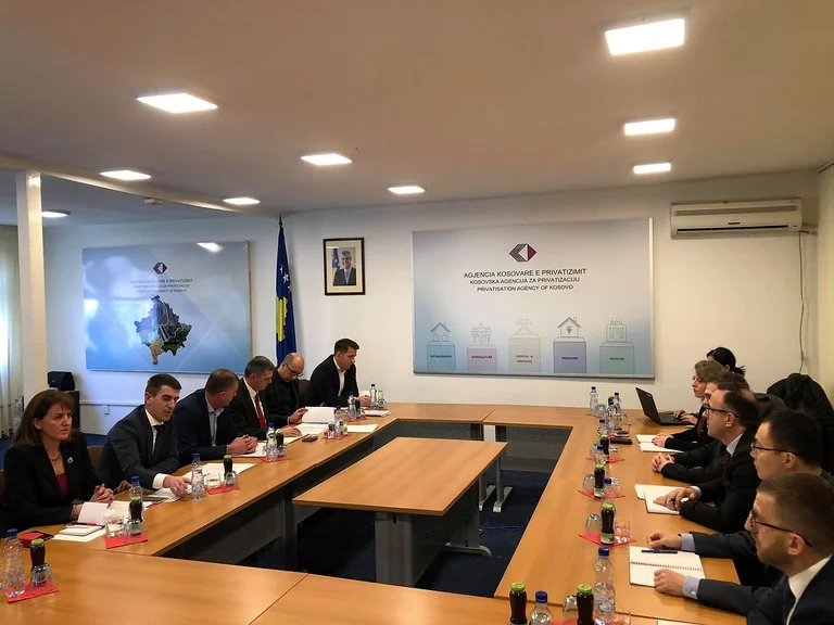 Drejtuesit e AKP-së takuan përfaqësuesit e FMN-së