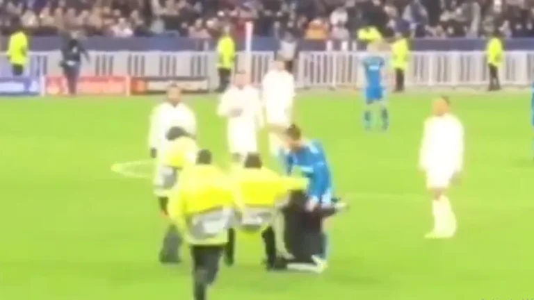 Pamje nga momenti kur fansi futet në fushë dhe tenton ta përqafojë Cristiano Ronaldon