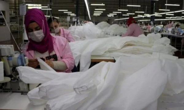 Fabrika turke ndërron profilin, nga prodhimi i tekstileve në veshje mbrojtëse ndaj virusit