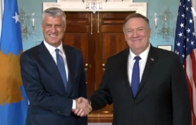 Thaçi takohet me Pompeon, momenti kur shtrëngojnë duart (Video)