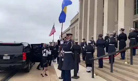 Thaçi pritet me gardë shtetërore në Pentagon (Video)
