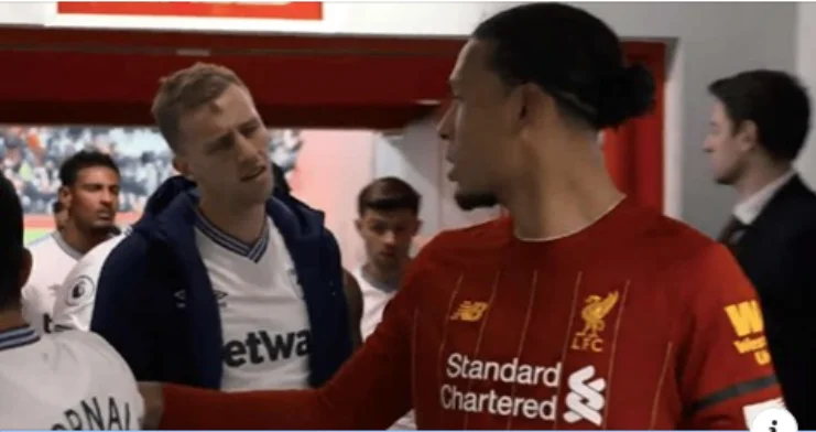 Virgil van Dijk e la yllin e West Hamit të irrituar pasi refuzoi të shkëmbente fanellën me të në tunel