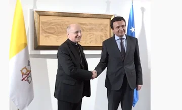 Trullohet paksa kryeministri Kurti: E drejton për në WC delegatin apostolik të Vatikanit