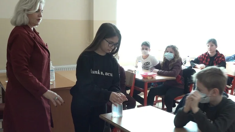 Rreziku nga Coronavirusi, nxënësit në “Faik Konicë” mësojnë me maska