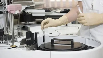Se noti uno di questi sintomi, urgentemente chiedere aiuto medico