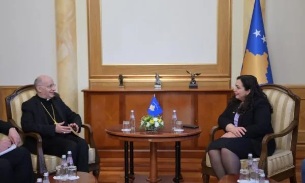 Vjosa Osmani kërkon që Vatikani ta njohë pavarësinë e Kosovës
