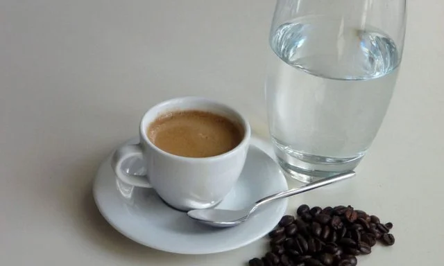 Ndoshta e dinit gabim; Gota e ujit pihet para apo mbas kafesë ?