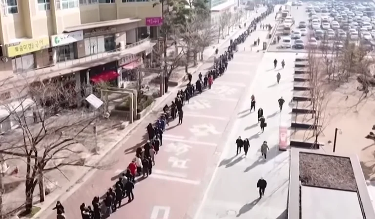 Frika nga koronavirusi, radhë “kilometrike” për të blerë maska në Korenë e Jugut