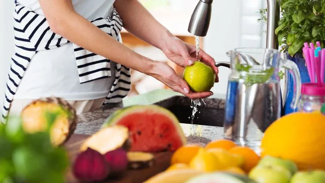 Si të lani frutat dhe perimet për t’u mbrojtur 100% nga pesticidet