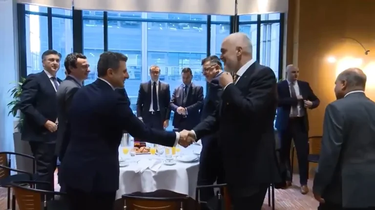 Rama publikon videon nga Samiti në Londër, aty shihet edhe Kurti