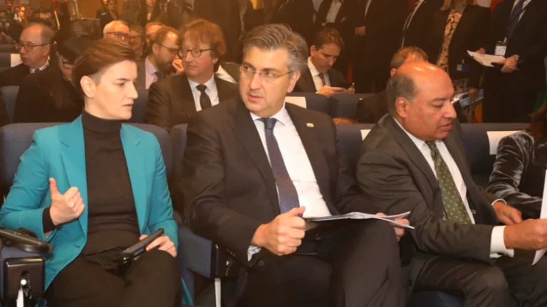 Kurti ulur pranë saj, Bërnabiq kujdeset ta presë fotografinë