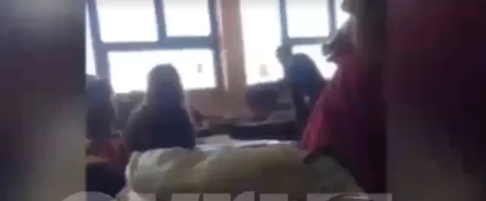 Del video: Mësuesi i mëshon shuplakë nxënësit në Drenas