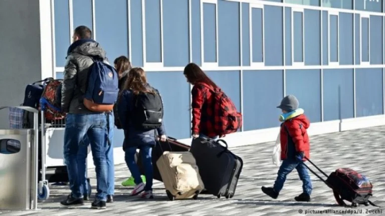 Durrës, 500 shqiptarë kthehen nga Italia
