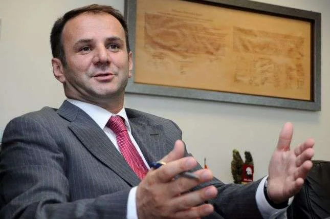 Kuçi tregon si e notoi Fatmir Sejdiu para 200 studentëve në fakultet: Notën as tenkat e Serbisë s’munden me ta rrëzu