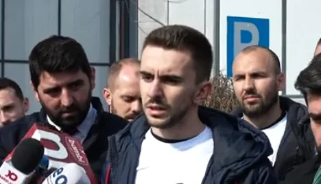 Të rinjtë e AAK-së pasi gjuajtën me vezë Avdullah Hotin, i dërgojnë plazma Albin Kurtit