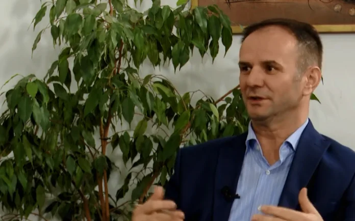 Hajredin Kuqi përmend librat e shenjtë fetarë dhe i lutet PDK-së që të mos imitojë VV-në