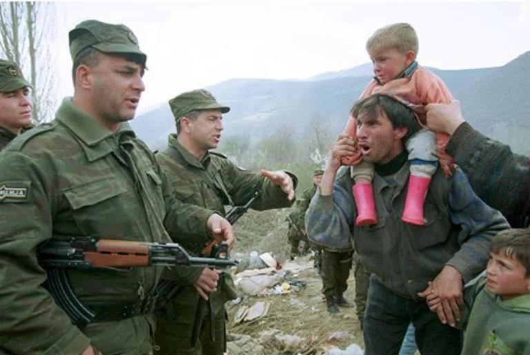 Fotografi personal i Obamës kujton ikjen e refugjatëve nga Kosova në Bllacë
