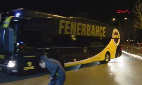 Muriqi me shokë përjetojnë tmerrin, sulmohet autobusi i Fenerbahces