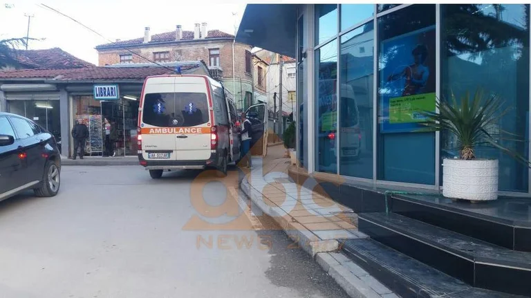 30-vjeçarja bie nga kati i gjashtë i një ndërtese në Korçë