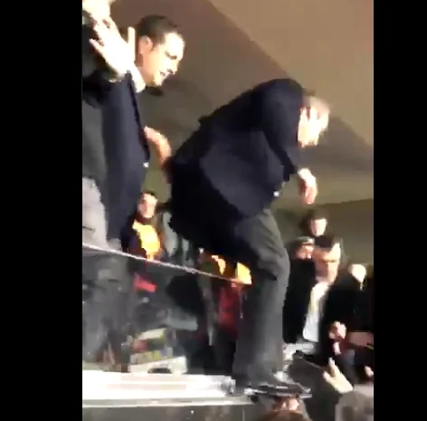 Hallakamë, presidenti i Fenerbahces bëhet kërrsh me tifozët