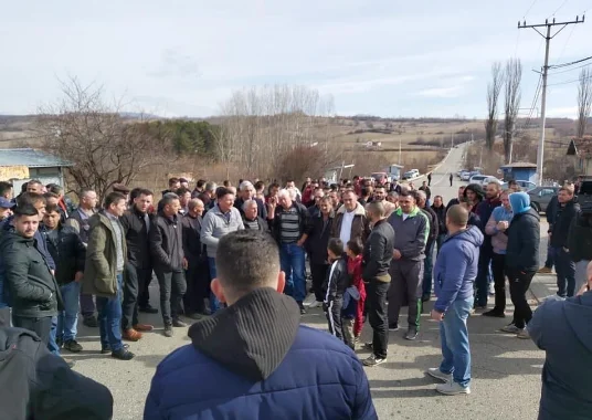 Protesta në kohën e Albinit: Banorët e Mbivades bllokojnë magjistralen Mitrovicë-Pejë