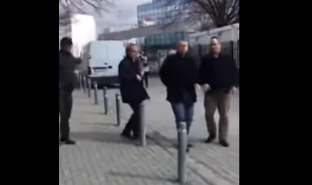 Sulmuesit që hodhën vezë mbi Avdullah Hotin dalin se janë të afërmit e një deputeti