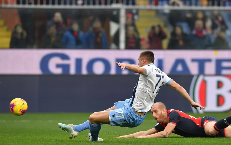 Lazio s’ia vetë letrat Koronavirusit: Po fiton me Genoan dhe lë pesë pikë prapa Interin në garë për titull (Video)