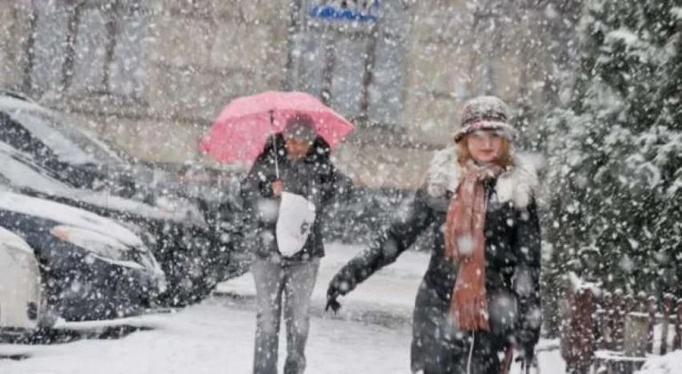 El mal tiempo regresa de este día lluvioso, nieve y vientos poderosos en Kosovo