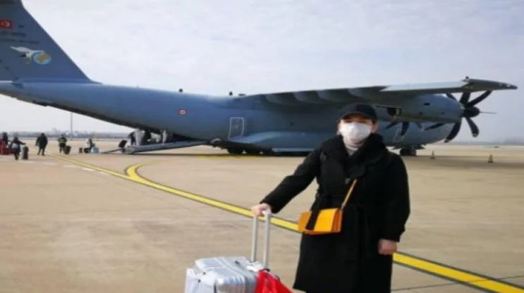 Lo studente albanese tornato da Wuhan riguarda l'ansia della diffusione della coronaria