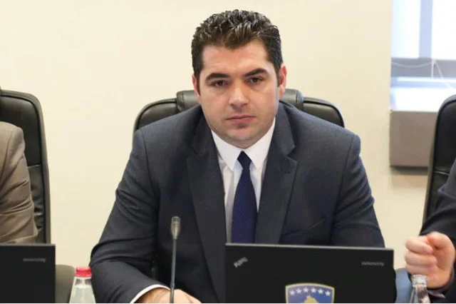 Ex ministro de Comercio e Industria Compra huevos, planes para disparar a Lutfi Haziri