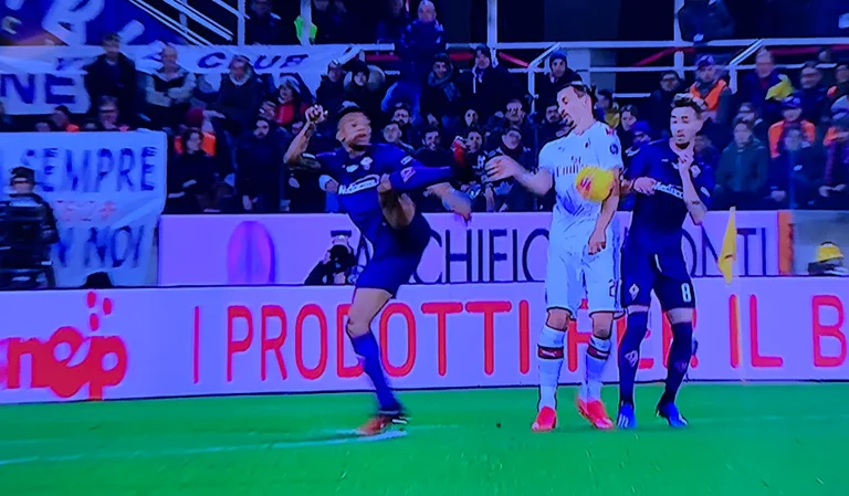 Unglaublich, was der Riese Ibrahimovic tut, aber der VAR ist wieder in Aktion.
