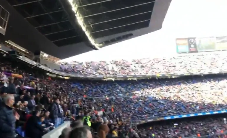 Hallakame en Champ Nou, el partido comenzó tarde