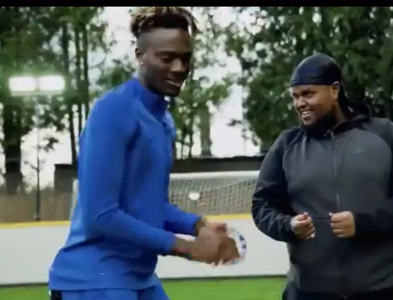 Chelsea con un cantante en el club, su voz es fans increíbles.