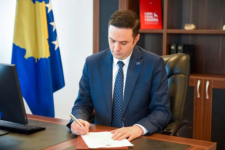 Abdixhiku cancels tender for Pristina highway '%Dilan