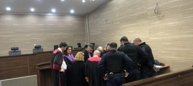 Testimoni attraverso le foto identificano i crimini di guerra