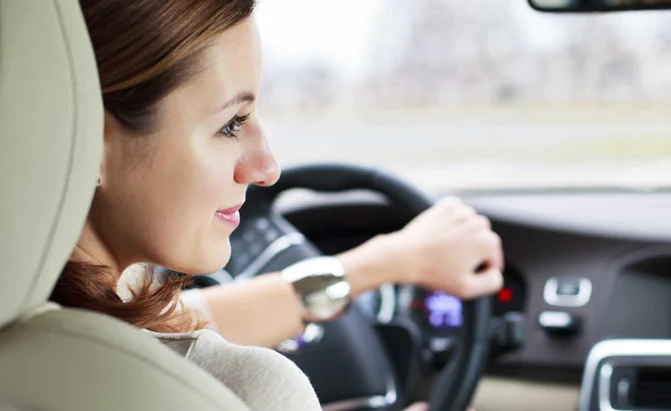 Men attention: Son cinco razones por las que las mujeres conducen mejor.