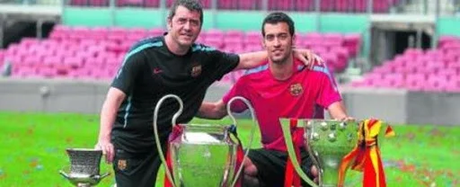 Vater und Sohn im Barcelona Club, so sah Busqutes aus, als er ein Kind war.