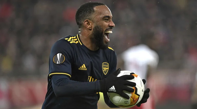 Late goal saves Arsenal in Greece