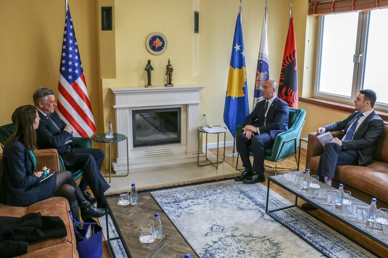 Haradinaj trifft Botschafter Costnet: Nicht gleich mit Serbien