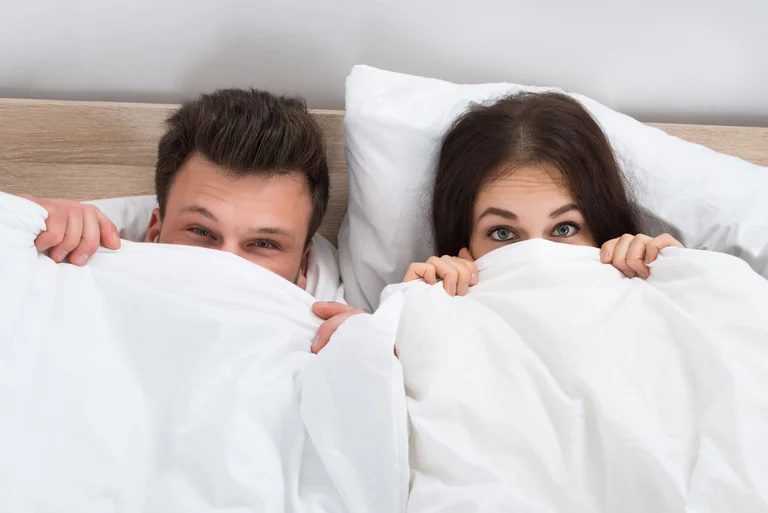 Warum schlafen wir auf schmutzigen Blättern? Männer ändern sie nicht einmal 18 Tage nach dem Geschlecht