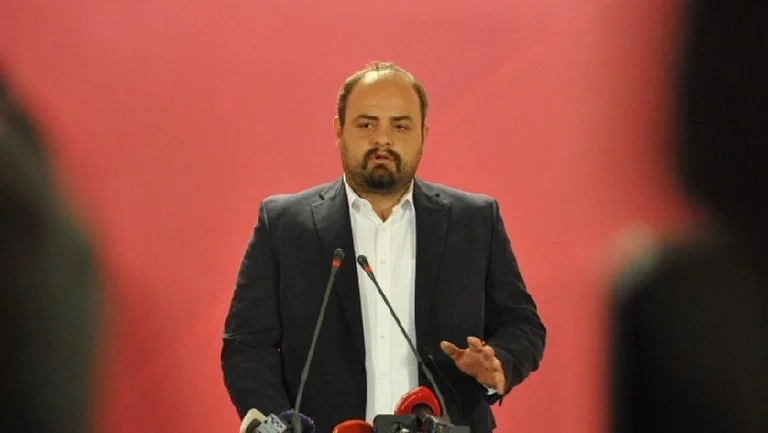 Boyken Abazi compare Albin Kurt à Trump et Obama, militant à “palon”