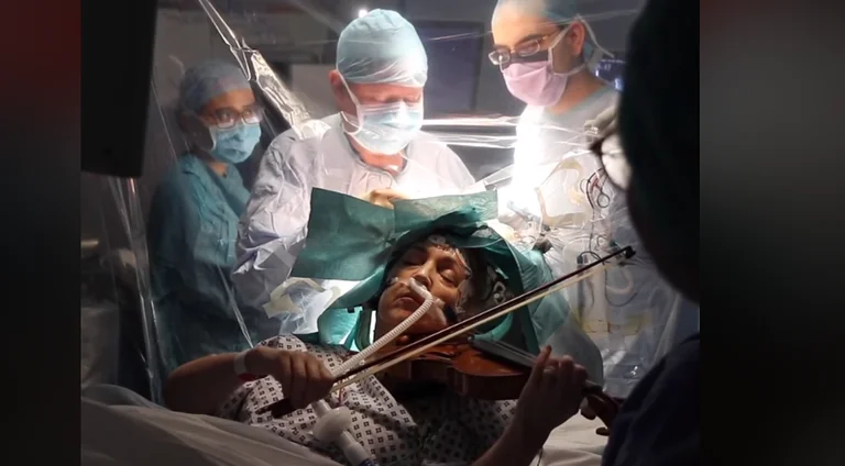 The musician plays the violin until surgeons remove the tumor from her brain (Video)