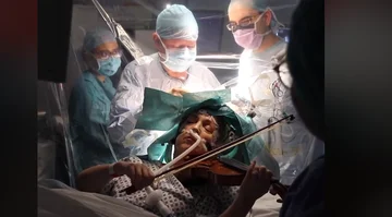 Il musicista suona il violino finché i chirurghi non toglieranno il tumore dal suo cervello (Video)