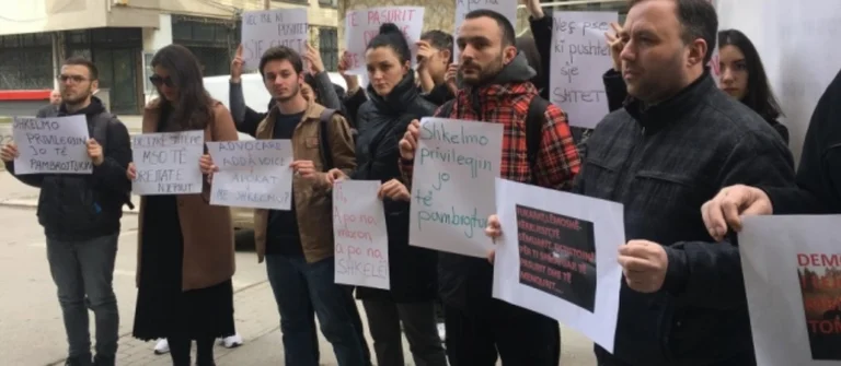 Protesta contra Tome Gashi: Se hizo cargo de los asuntos del estado, Oda de los abogados para expulsarlo