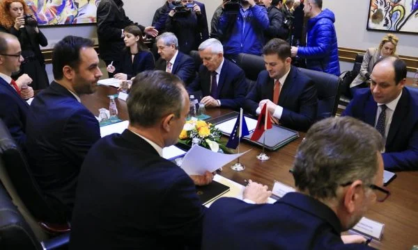 Cakaj au Kosovo, commence la réunion avec Konjufca