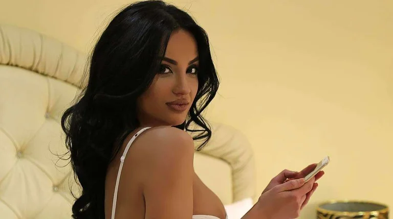 L'avocat le plus sexy albanais chasse les esprits avec des photos récentes