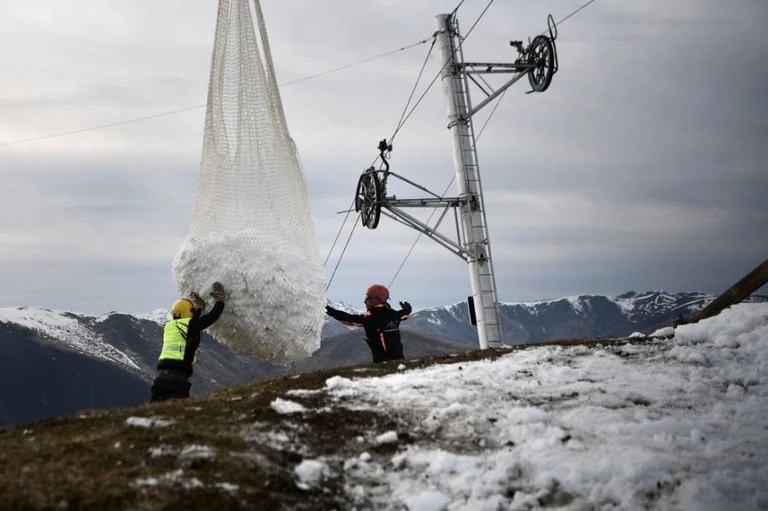 Interestingly: 70 tons of snow were transported by helikopeter to France