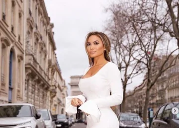 Ancienne petite amie de “50 cents”, reçoit l'attention sur la robe blanche