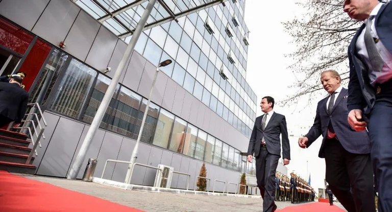 Albin Kurti commande un nouveau tapis 5300 euros pour son bureau (Dok)