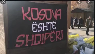 Der Frauenkrieg in Gracanica aus dem Kosovo ist Serbien, im Kosovo ist Albanien.